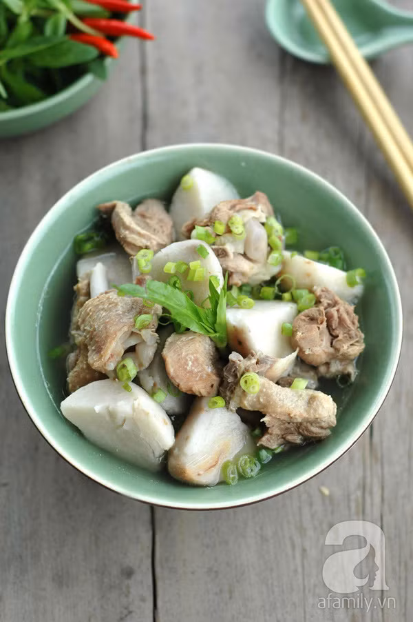 Cơm tối mùa hè đừng quên món canh khoai sọ thịt vịt