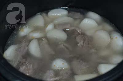 Đến khi vịt gần mềm thì đổ khoai sọ đã xào vào đun đến khi khoai mềm.