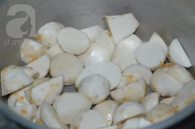 Khoai sọ vớt ra để ráo nước, cho vào 1 chiếc xoong khác xào cùng gia vị cho ngấm.