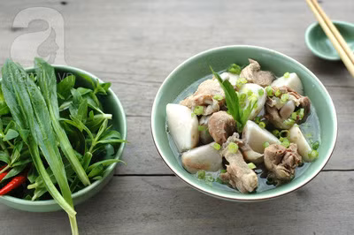 Khi canh đã chín thì bạn tắt bếp, rắc hành vào rồi nêm thêm 1 chút nước mắm ngon cho nồi canh thêm đậm đà.