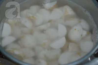 Khoai sọ cạo vỏ, sát muối cho sạch, bổ đôi hoặc làm tư tùy ý