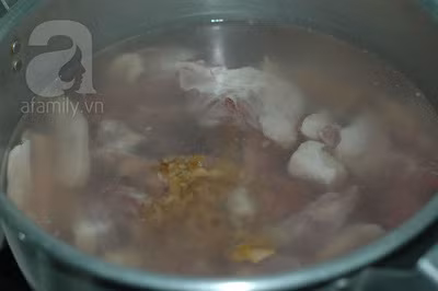 Thịt vịt chặt miếng vừa ăn, cho thịt vào nồi nước cùng 1 miếng gừng đập dập, đun sôi để rửa thịt. Lấy vịt ra rửa lại với nước sạch.