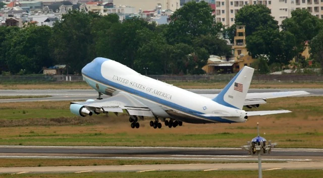 Air Force One cất cánh, ông Obama tạm biệt Việt Nam