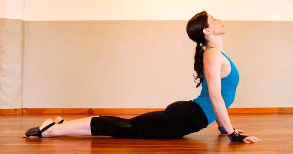 Tư thế rắn hổ mang giúp bạn giảm mỡ bụng. mỡ bụng