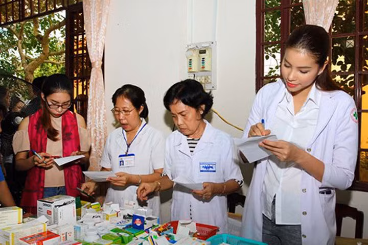 Phạm Hương suốt một năm ngược xuôi làm từ thiện