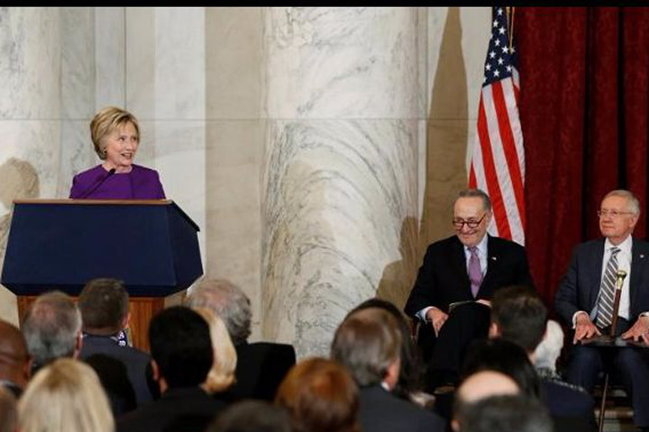Bà Hillary Clinton: "Tin vịt" đe dọa nền dân chủ Mỹ