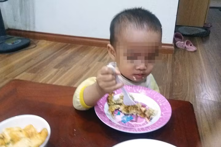 Mách mẹ cách rèn luyện trẻ tự giác ăn uống mà không cần dọa nạt