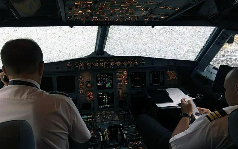 Phi công không thể nhìn thấy gì bên ngoài chiếc máy bay bị mưa đá tấn công Phi công không thể nhìn thấy gì bên ngoài chiếc máy bay bị mưa đá tấn công