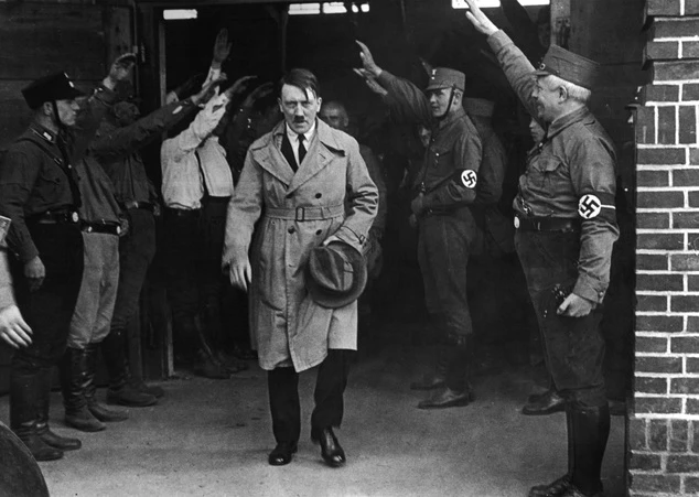 Trùm phát xít Hitler uống bia thoải mái trong tù?