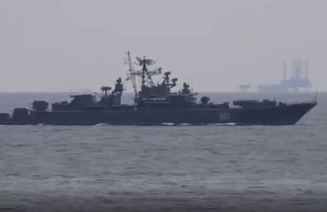 Tàu Nga chặn tàu Mỹ ngoài khơi Crimea.