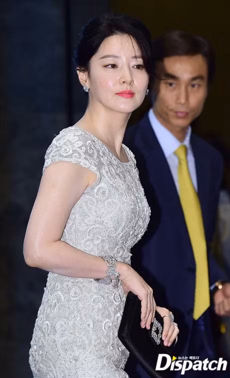 O tuoi 45, Lee Young Ae van khien cac co gai 20 ne phuc vi ve dep tre trung khong ti vet - Anh 4