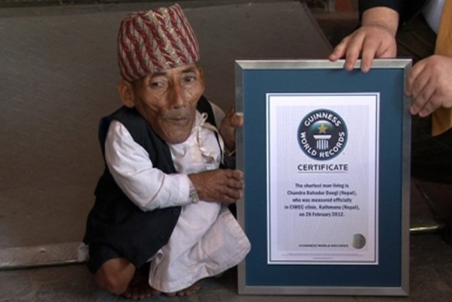 Ông Chandra Bahadur Dangi nhận kỷ lục Guinness. Ảnh: Wikipedia