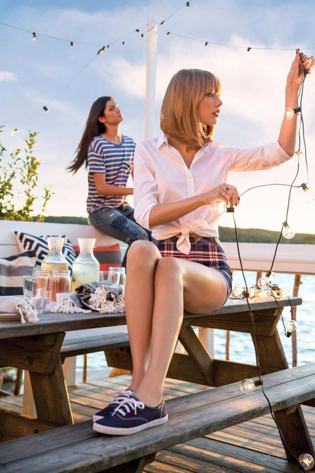 Taylor Swift "lộ" chân dài để quảng cáo giày ảnh 2 Nữ ca sỹ 27 tuổi trông trẻ trung và thanh lịch trong những bức ảnh này