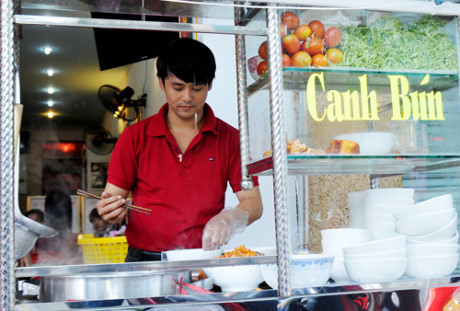 Hé lộ loạt ảnh Ưng Đại Vệ đi bán bún hồi vỡ nợ - Ảnh 3 He lo loat anh Ung Dai Ve di ban bun hoi vo no - Anh 3