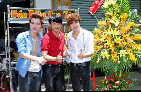 Hé lộ loạt ảnh Ưng Đại Vệ đi bán bún hồi vỡ nợ - Ảnh 8 He lo loat anh Ung Dai Ve di ban bun hoi vo no - Anh 8