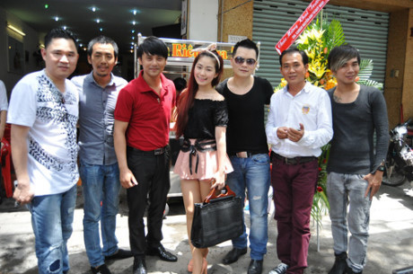 Hé lộ loạt ảnh Ưng Đại Vệ đi bán bún hồi vỡ nợ - Ảnh 9 He lo loat anh Ung Dai Ve di ban bun hoi vo no - Anh 9