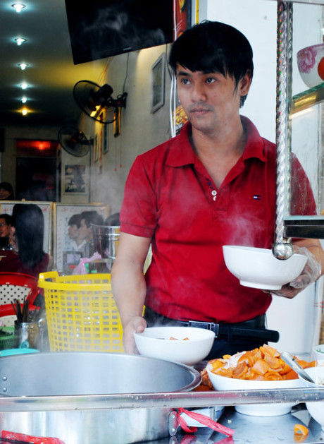 Hé lộ loạt ảnh Ưng Đại Vệ đi bán bún hồi vỡ nợ - Ảnh 2 He lo loat anh Ung Dai Ve di ban bun hoi vo no - Anh 2