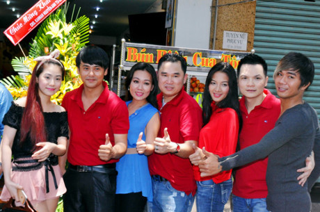 Hé lộ loạt ảnh Ưng Đại Vệ đi bán bún hồi vỡ nợ - Ảnh 7 He lo loat anh Ung Dai Ve di ban bun hoi vo no - Anh 7