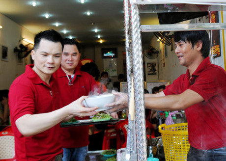 Hé lộ loạt ảnh Ưng Đại Vệ đi bán bún hồi vỡ nợ - Ảnh 4 He lo loat anh Ung Dai Ve di ban bun hoi vo no - Anh 4