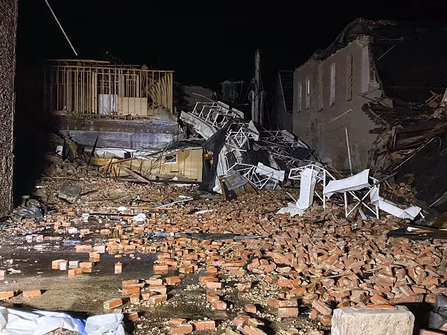 Mỹ: Lốc xoáy san phẳng nhiều tòa nhà, số người chết có thể tới hàng trăm ảnh 4