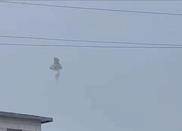 Dấu vết một vụ nổ trên bầu trời Belgorod thời điểm chiếc máy bay gặp nạn. Dấu vết một vụ nổ trên bầu trời Belgorod thời điểm chiếc máy bay gặp nạn.