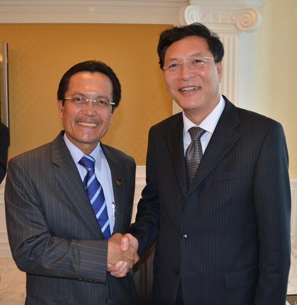 Bộ trưởng Phạm Vũ Luận và Bộ trưởng Giáo dục Brunei Darussalam - Chủ tịch Hội đồng SEAMEO lần thứ 46 (2011 - 2013). Bộ trưởng Phạm Vũ Luận và Bộ trưởng Giáo dục Brunei Darussalam - Chủ tịch Hội đồng SEAMEO lần thứ 46 (2011 - 2013).