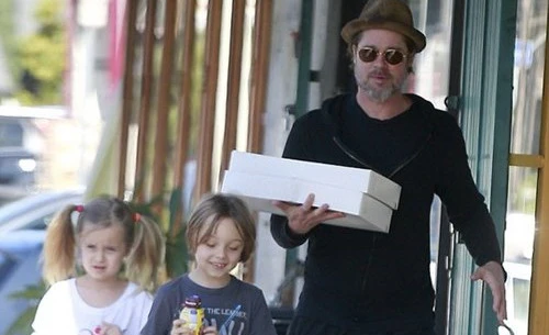 Brad Pitt ngọt ngào chăm sóc con sinh đôi