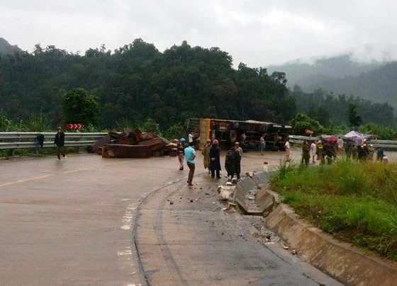 Hiện trường vụ tai nạn làm 2 người chết 1 người bị thương tại đèo Đá Đẽo sáng nay