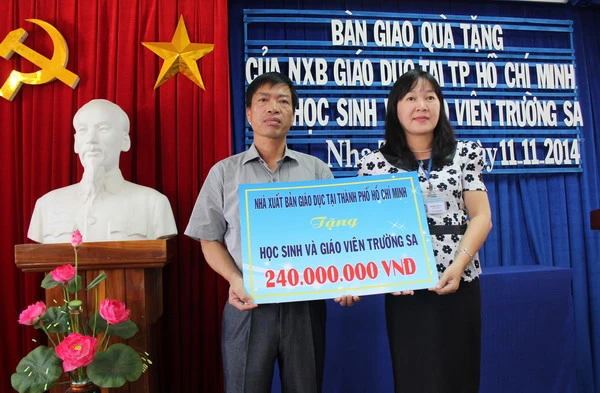 Lễ bàn giao quà tặng của Nhà xuất bản Giáo dục tại TP HCM đến học sinh, giáo viên huyện đảo Trường Sa