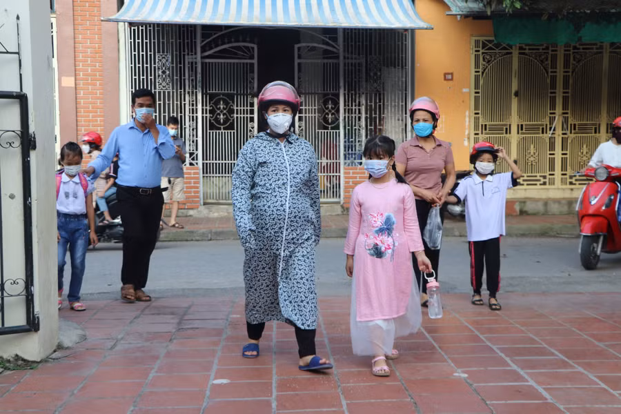 Tại Trường Tiểu học Bế Văn Đàn (thành phố Điện Biên Phủ) học sinh được chia ca để tựu trường.