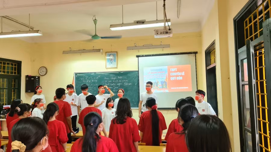 Trường THPT chuyên Lê Quý Đôn chỉ đón học sinh khối 10 trong ngày tựu trường.