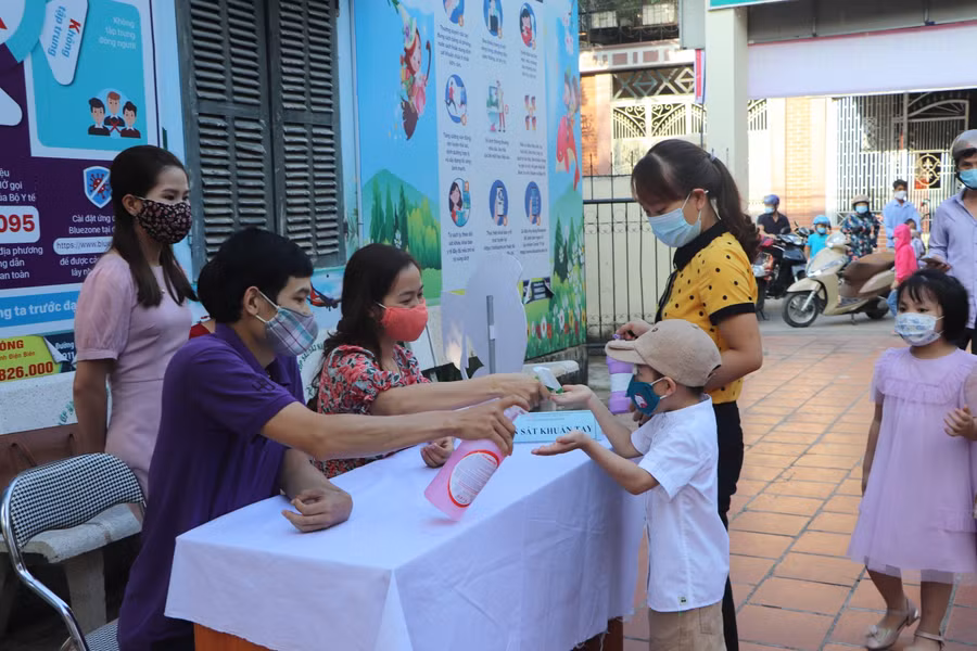 Tại tỉnh Điện Biên, nhiều trường học ở thành phố chia ca, vùng khó chưa đón học sinh bán trú trong ngày tựu trường.