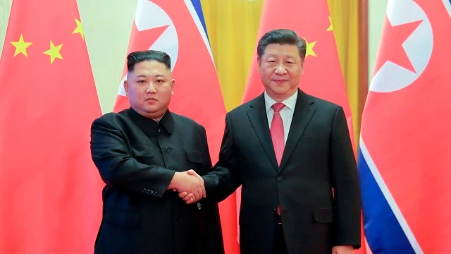 Chủ tịch Triều Tiên Kim Jong-un và Chủ tịch Trung Quốc Tập Cận Bình (phải)