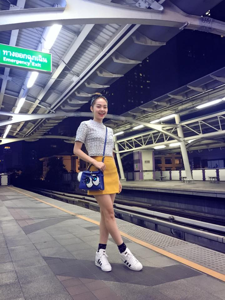 Minh Hằng cực sành điệu trên phố ở Thái Lan