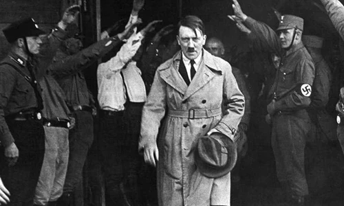 Hitler bị tổn thương tâm lý nặng nề khi còn nhỏ dẫn đến mặc cảm, tự ti.