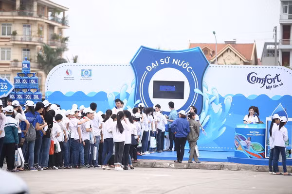 Các bạn học sinh, sinh viên thực hiện cam kết tiết kiệm nước