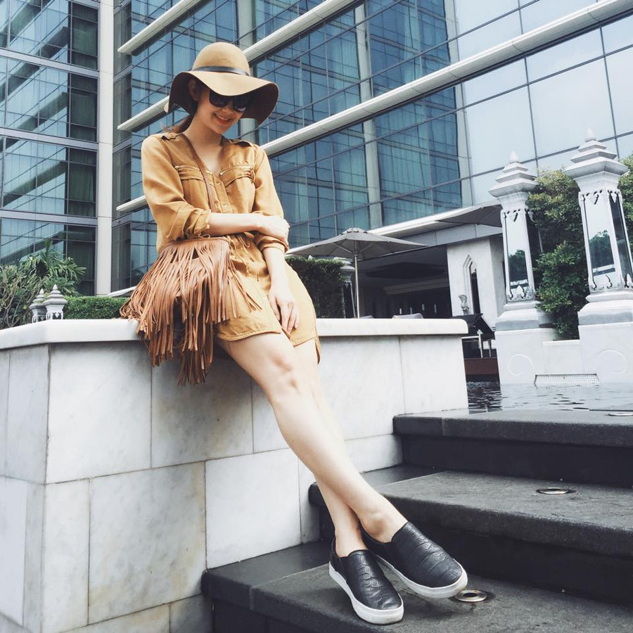 Minh Hằng cực sành điệu trên phố ở Thái Lan