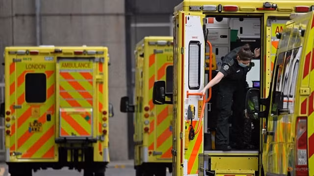 Nhân viên y tế Anh vất vả đối phó với số ca mắc tăng vọt.