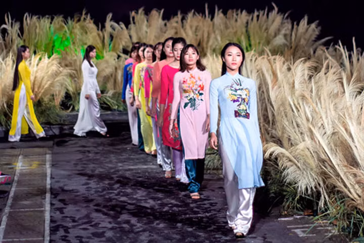 Ngắm nữ sinh Hà Nội duyên dáng, thướt tha trong tà áo dài