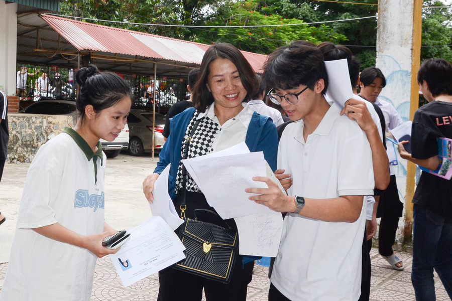 Thí sinh trao đổi với giáo viên bộ môn về bài làm của mình sau giờ thi. Thí sinh trao đổi với giáo viên bộ môn về bài làm của mình sau giờ thi.