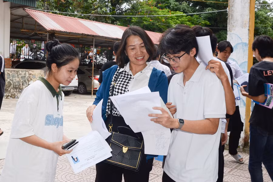 Thí sinh trao đổi với giáo viên bộ môn về bài làm của mình sau giờ thi.