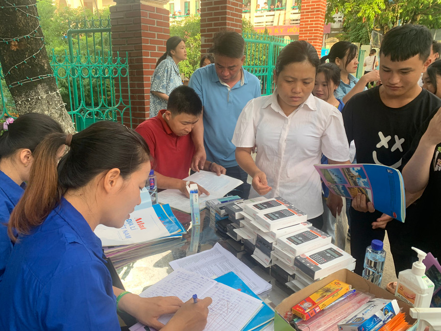 Thí sinh dự thi tại điểm thi Trường THPT huyện Tủa Chùa.