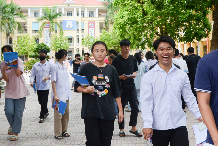 Thí sinh rạng rỡ rời phòng thi môn tổ hợp. Thí sinh rạng rỡ rời phòng thi môn tổ hợp.
