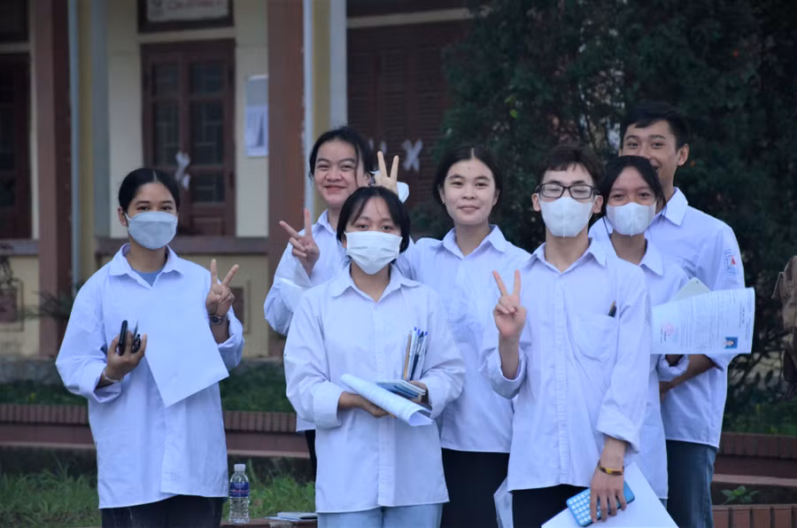 Thí sinh điểm thi Trường THPT Thanh Chăn tự tin trước giờ vào phòng thi.