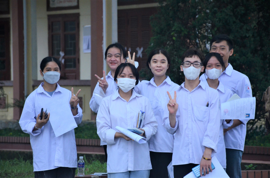 Thí sinh điểm thi Trường THPT Thanh Chăn tự tin trước giờ vào phòng thi. Thí sinh điểm thi Trường THPT Thanh Chăn tự tin trước giờ vào phòng thi.