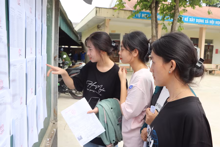 Thí sinh dự thi tại điểm thi Trường THPT huyện Tủa Chùa rà soát danh sách phòng thi.