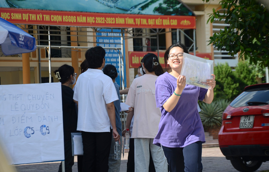 Thí sinh rạng rỡ rời phòng thi ngoại ngữ.