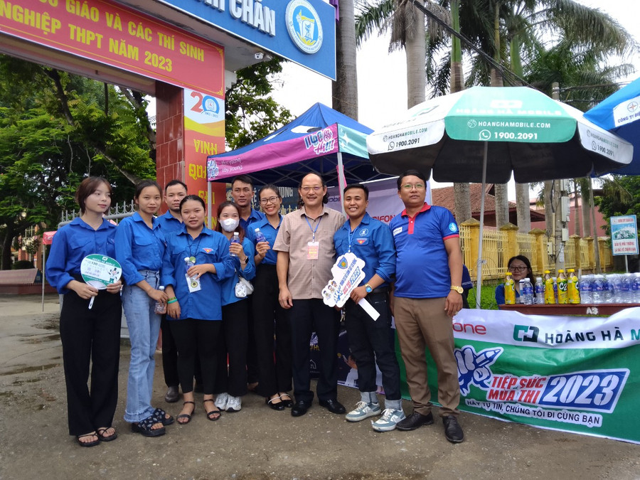 Ông Cù Huy Hoàn, kiểm tra, động viên lực lượng hỗ trợ tại điểm thi Trường THPT Thanh Chăn. Ông Cù Huy Hoàn, kiểm tra, động viên lực lượng hỗ trợ tại điểm thi Trường THPT Thanh Chăn.