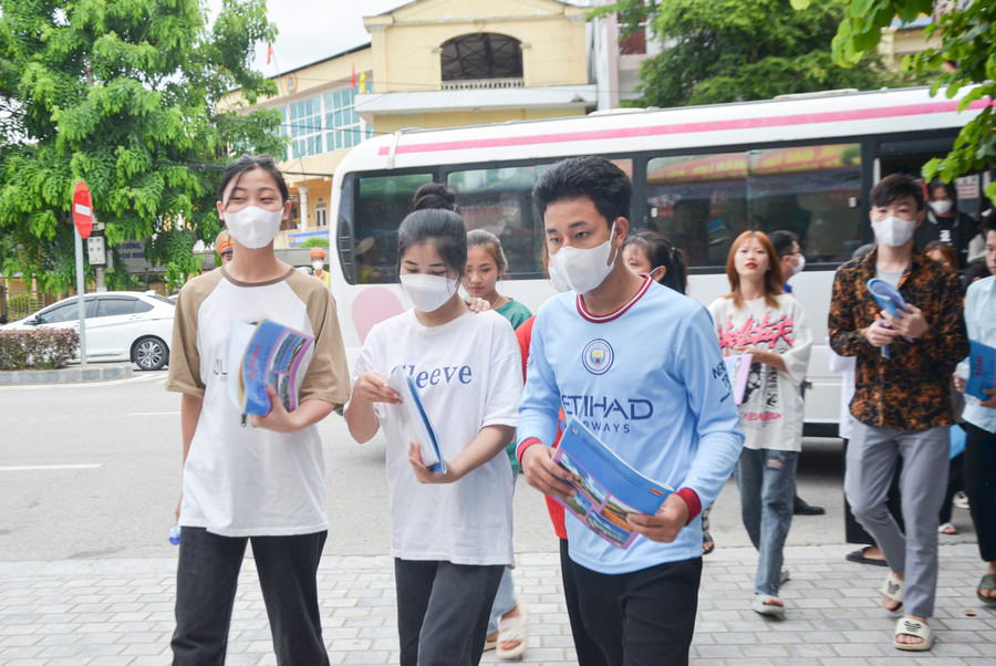 Phần lớn thí sinh đến điểm thi Trường THPT TP. Điện Biên Phủ đều cầm theo Atlat trên tay.