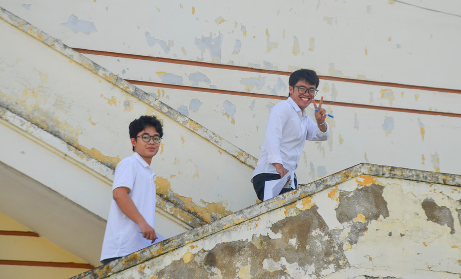 Thí sinh dự thi tại điểm thi Trường THPT chuyên Lê Quý Đôn. Thí sinh dự thi tại điểm thi Trường THPT chuyên Lê Quý Đôn.